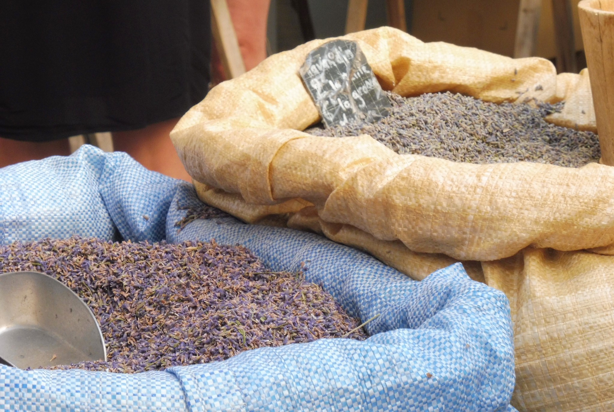 L'Isle-sur-la-Sorgue, lavanda e lavandin venduti a peso