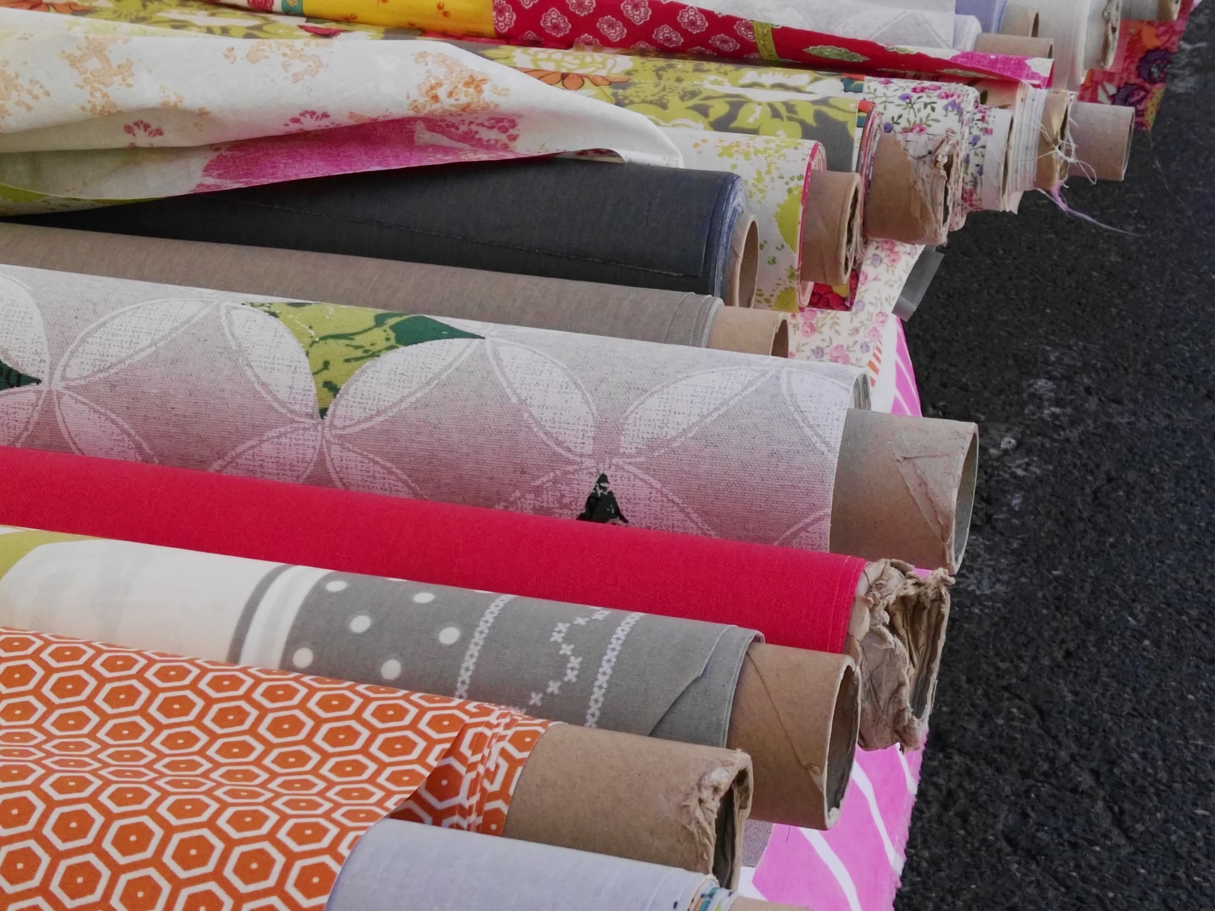 L'Isle-sur-la-Sorgue, mercato, i tessuti