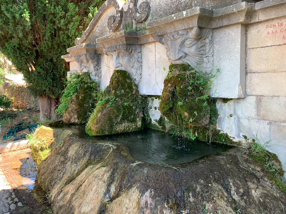 Lourmarin, la fontana delle tre maschere © OTLCDP