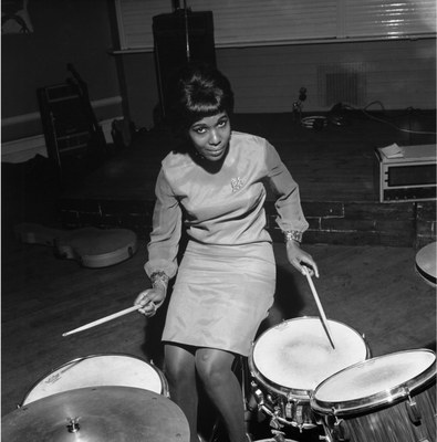 Luma Arles, Constance Mulondo, modèle pour Drum, au London University Weekend avec le groupe The Millionaires, Londres, 1967