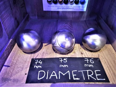 Marsiglia, La Boule Bleue, bocce di diverso diametro
