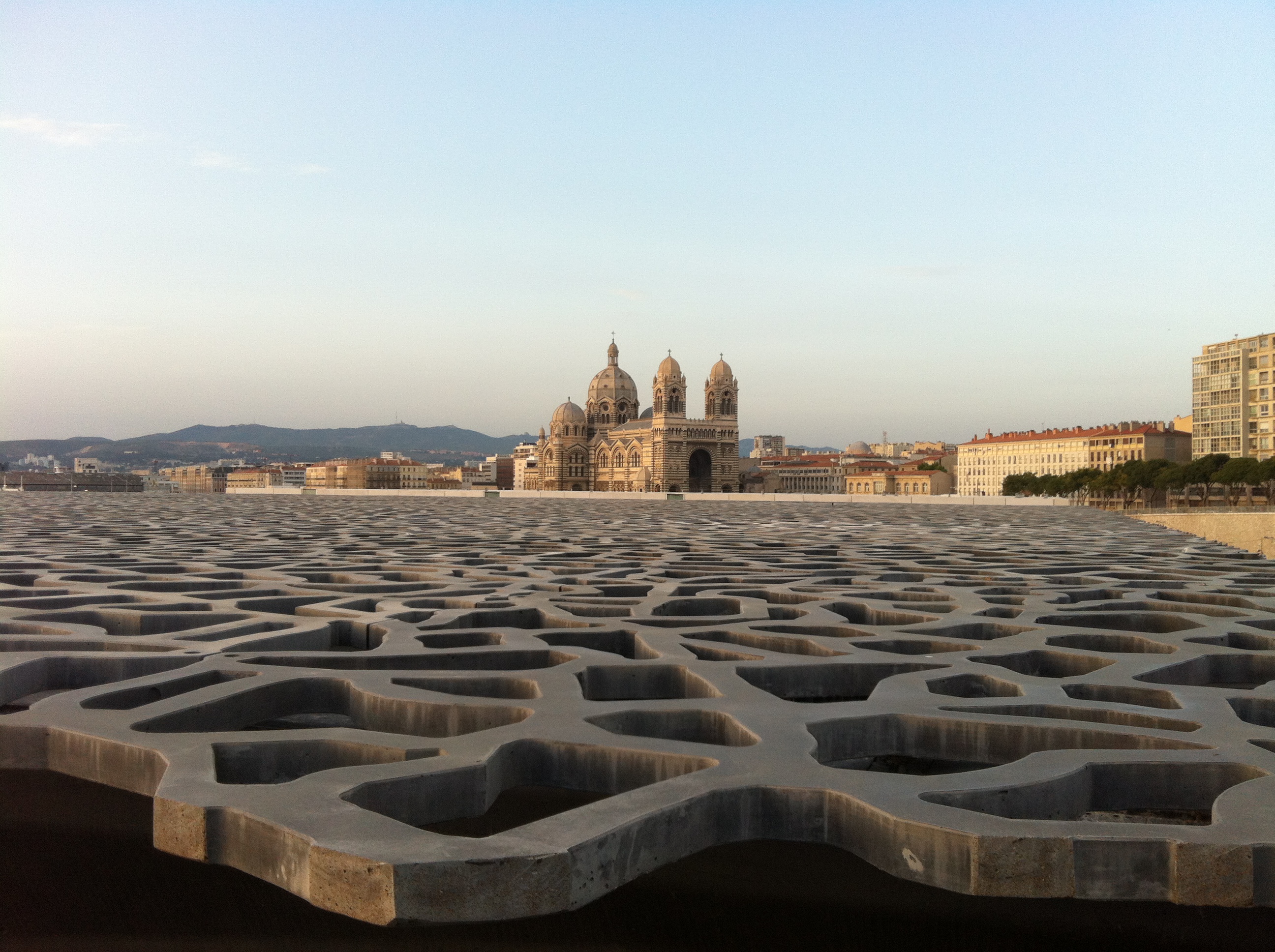 Marsiglia, la Cattedrale della Major vista dal Mucem - Foto © OTC Marseille