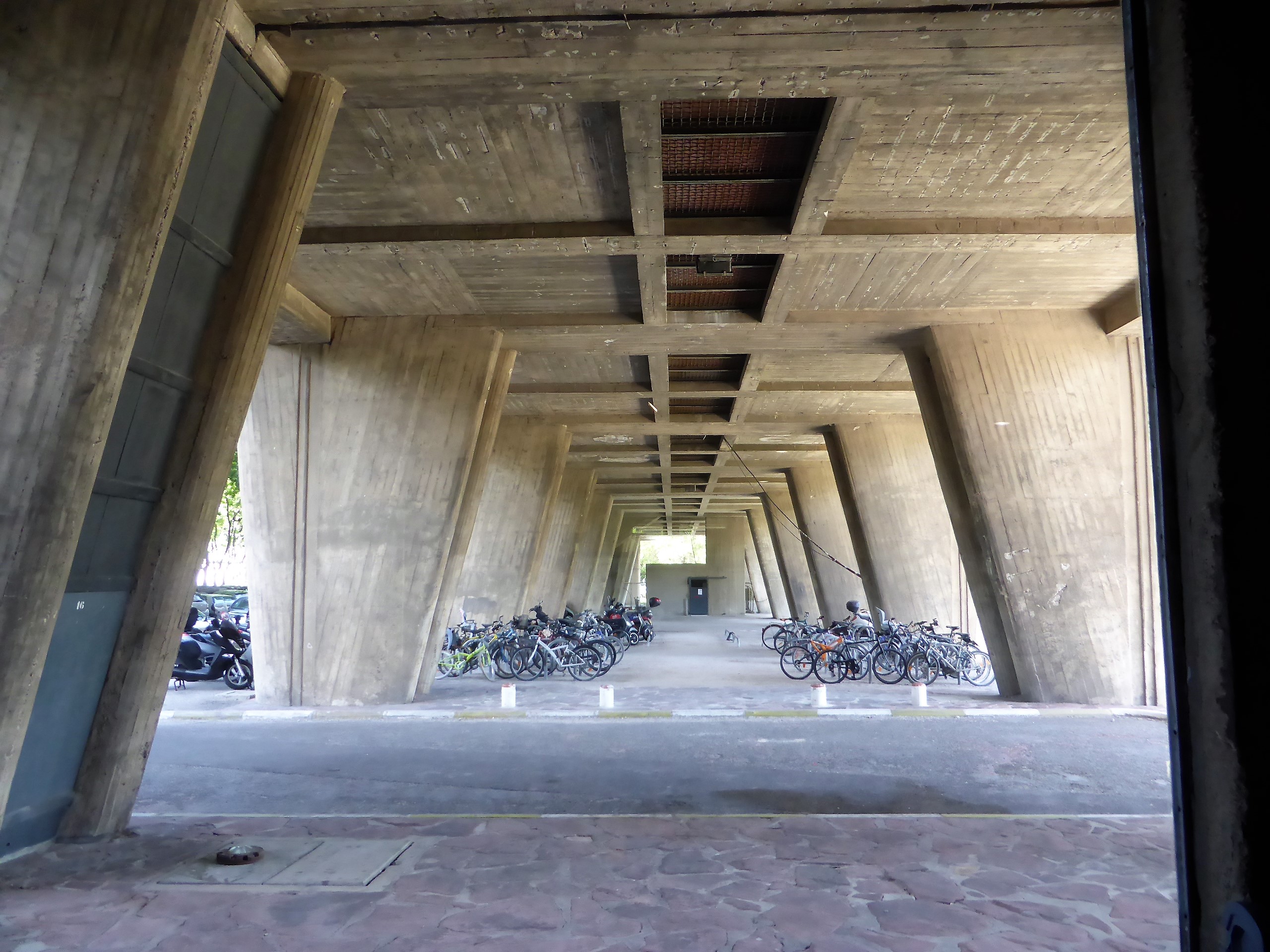 Marsiglia, La Cité radieuse , i pilastri alla base dell'edificio