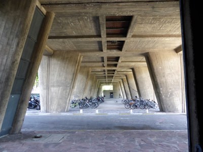 Marsiglia, La Cité radieuse , i pilastri alla base dell'edificio