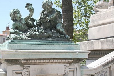 Marsiglia, la raffigurazione della vendemmia in Provenza lungo la scalinata della Gare Saint-Charles