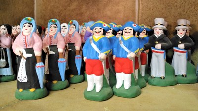 Mas de la crémade, statuine del sindaco e della guardia