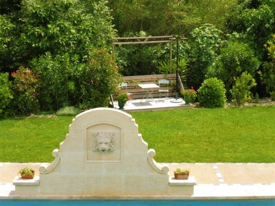 Maussane-les-Alpilles, Bastide des Cyprès, esterno, decoro della piscina.JPG