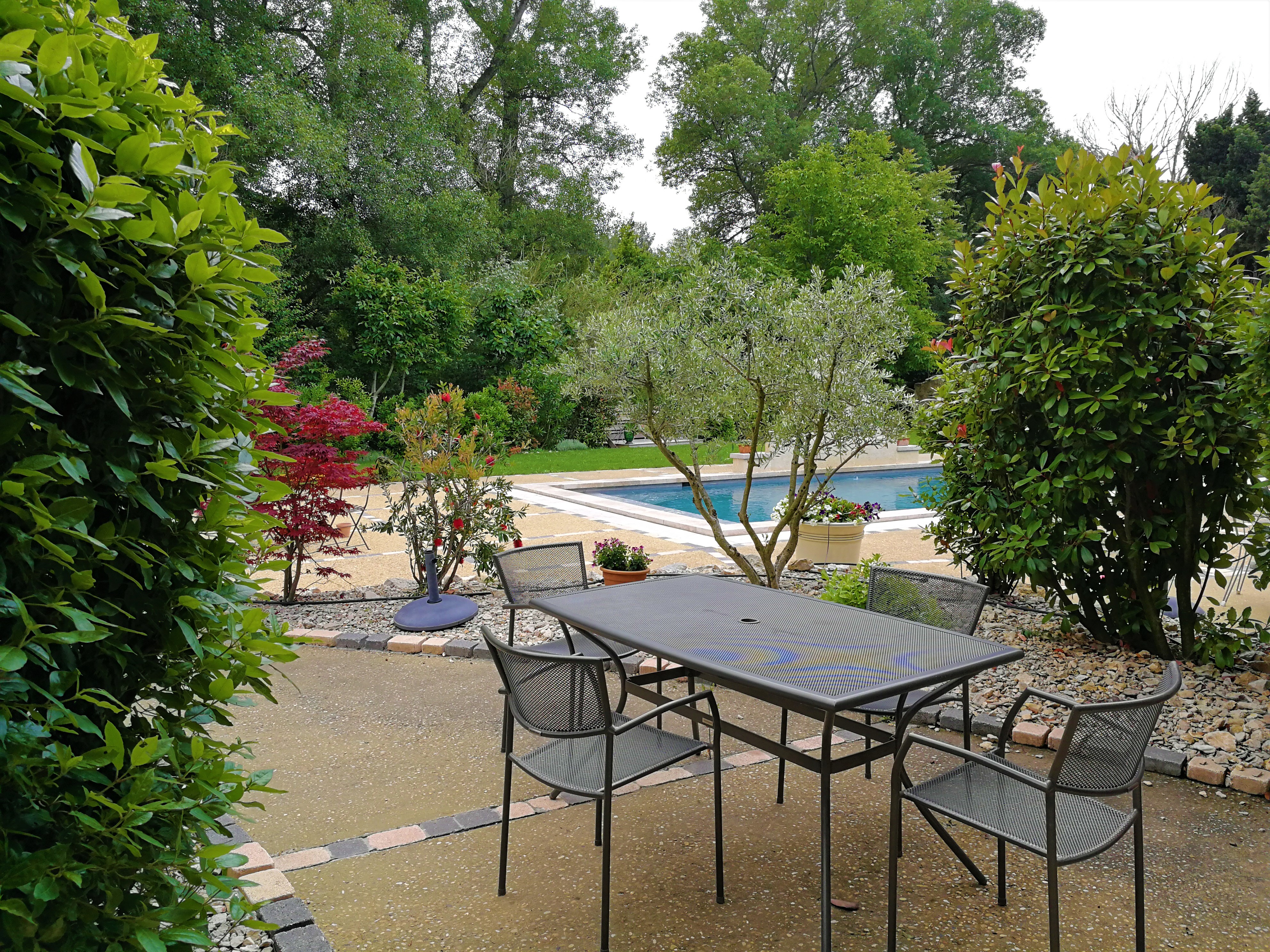 Maussane-les-Alpilles, Bastide des Cyprès, esterno e piscina.jpg
