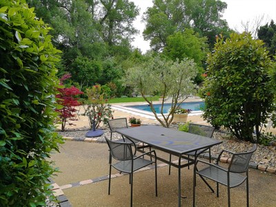Maussane-les-Alpilles, Bastide des Cyprès, esterno e piscina.jpg
