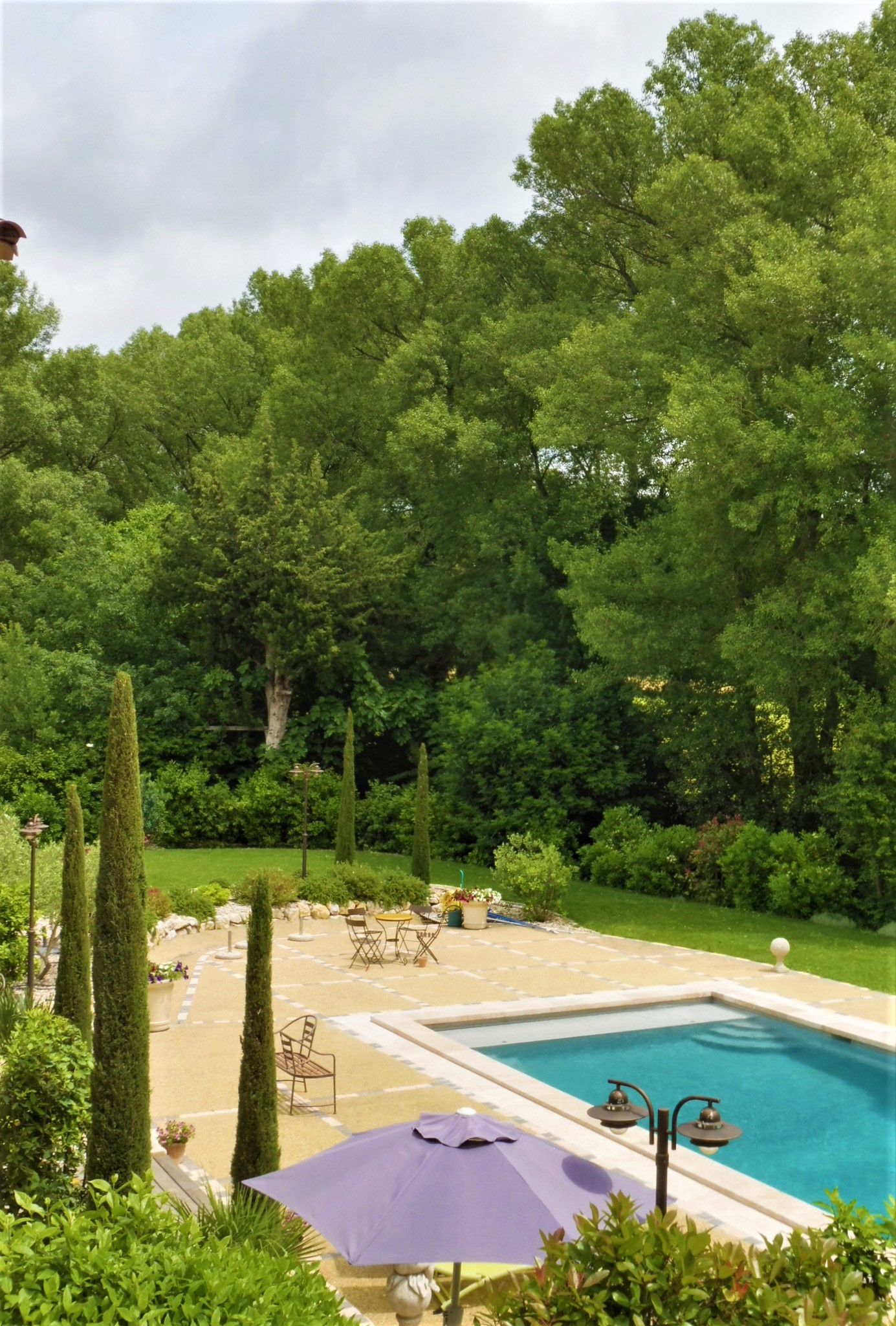 Maussane-les-Alpilles, Bastide des Cyprès, scorcio con piscina.JPG