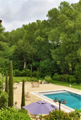 Maussane-les-Alpilles, Bastide des Cyprès, scorcio con piscina.JPG