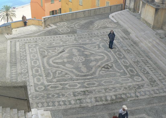 Mentone - Il sagrato della basilica di San Michele Arcangelo
