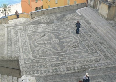 Mentone - Il sagrato della basilica di San Michele Arcangelo