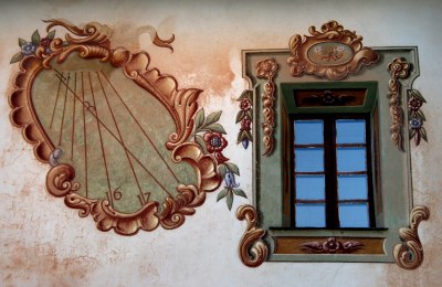 Monastero di Saorge, clessidra accanto a una finestra del chiostro
