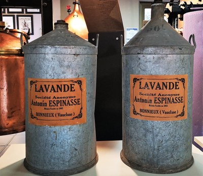 Musée de la Lavande, i fusti per il trasporto della lavanda