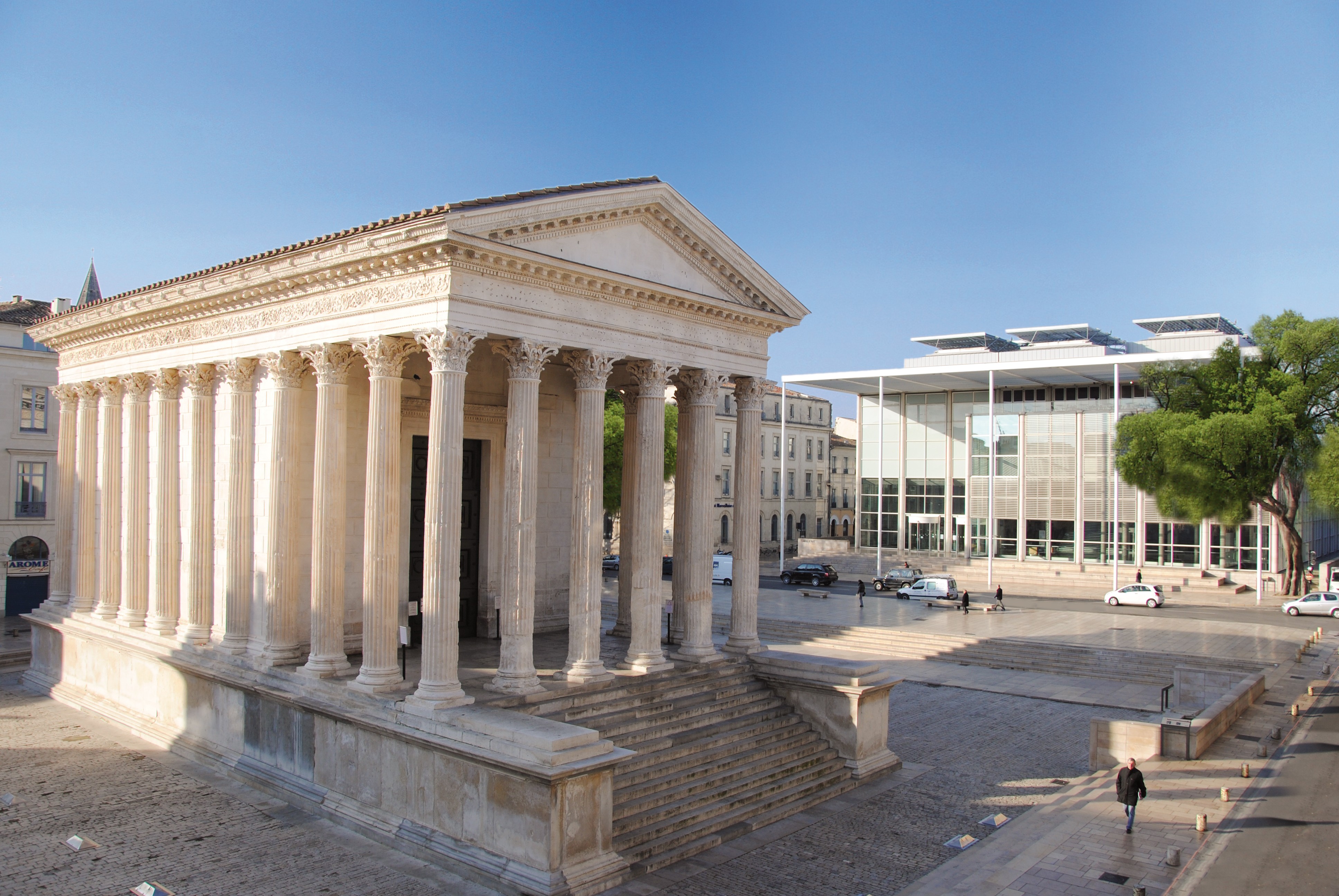Nîmes, Maison Carrée e Carré d'Art di Norman Foster © OT Nîmes.