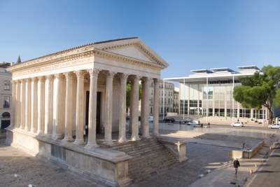 Nîmes, Maison Carrée e Carré d'Art di Norman Foster © OT Nîmes.