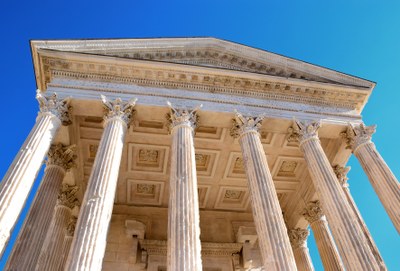 Nîmes, Maison Carrée, fronte © OT Nîmes