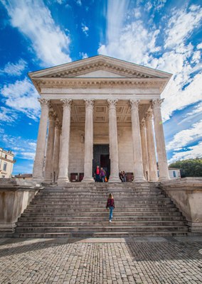 Nîmes, Maison Carrée, la scalinata di 15 gradini © OT Nîmes.