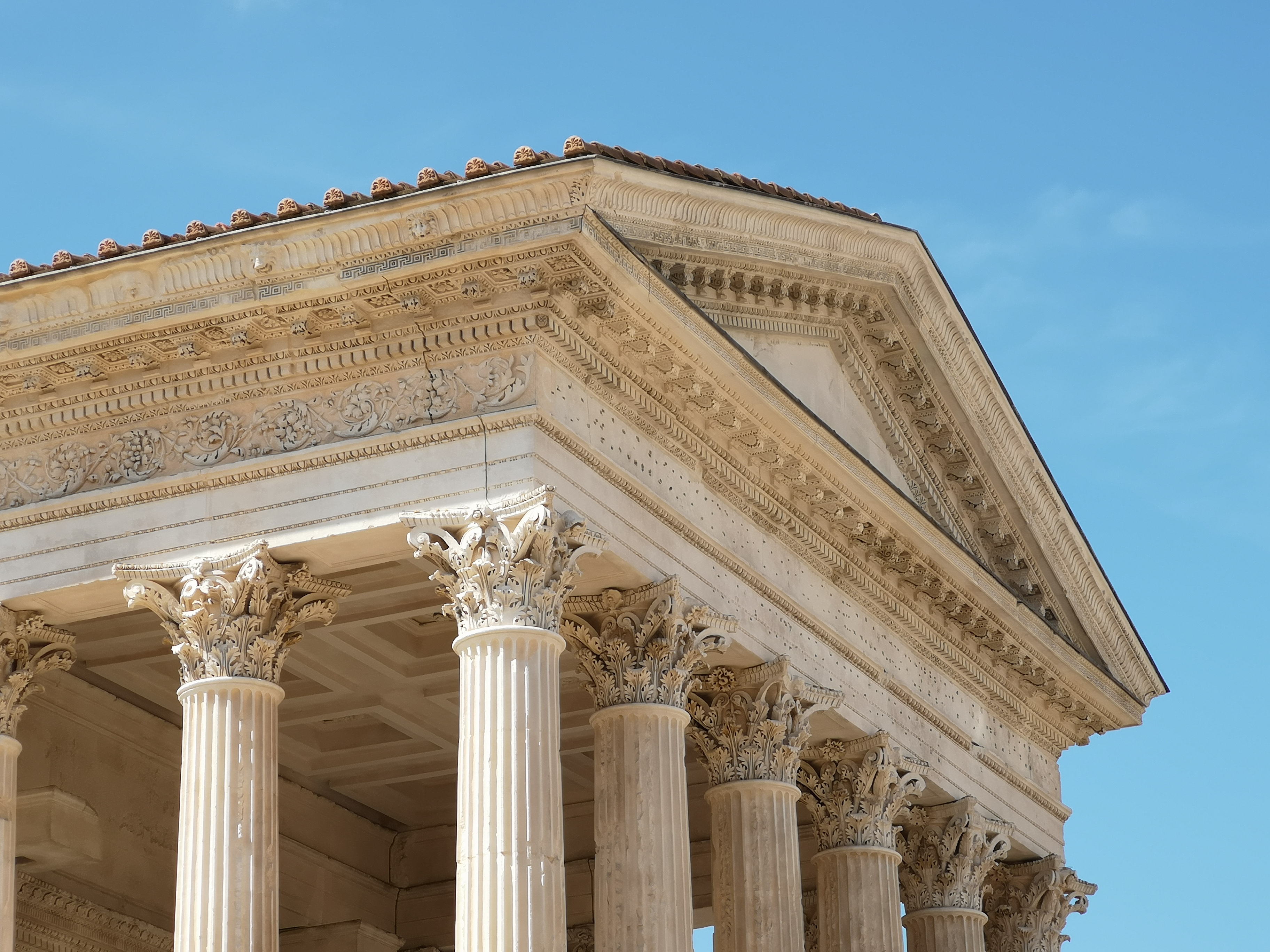 Nîmes, Maison Carrée, timpano e fregio.