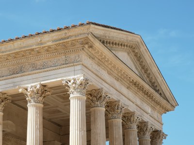 Nîmes, Maison Carrée, timpano e fregio.