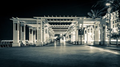 Nizza notturna, pergola sulla Promenade des Anglais