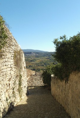 Per le stradine scoscese del villaggio di Lacoste