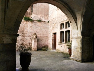 Per le vie di Les Baux, cortile