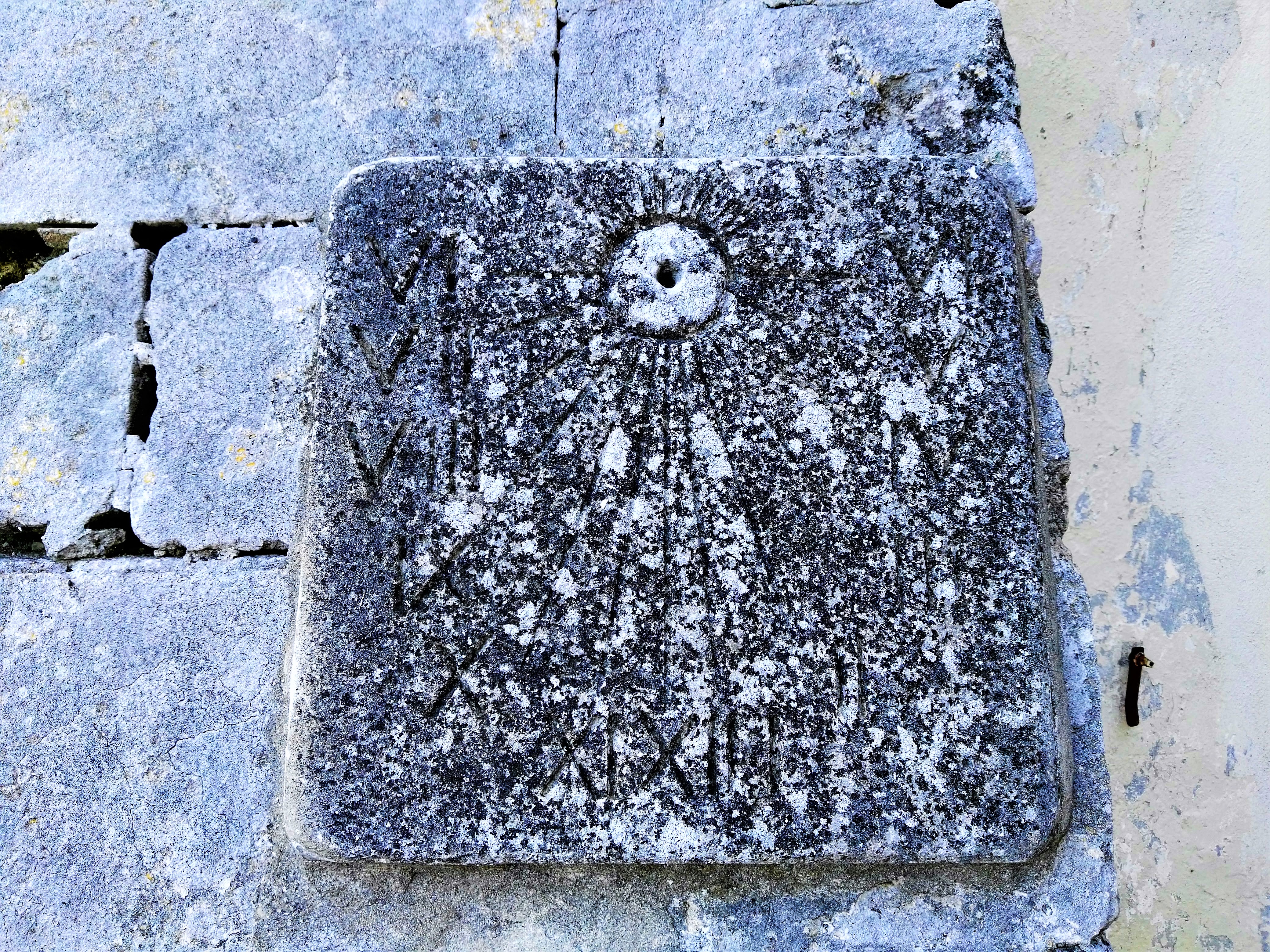 Per le vie di Les Baux, meridiana di pietra