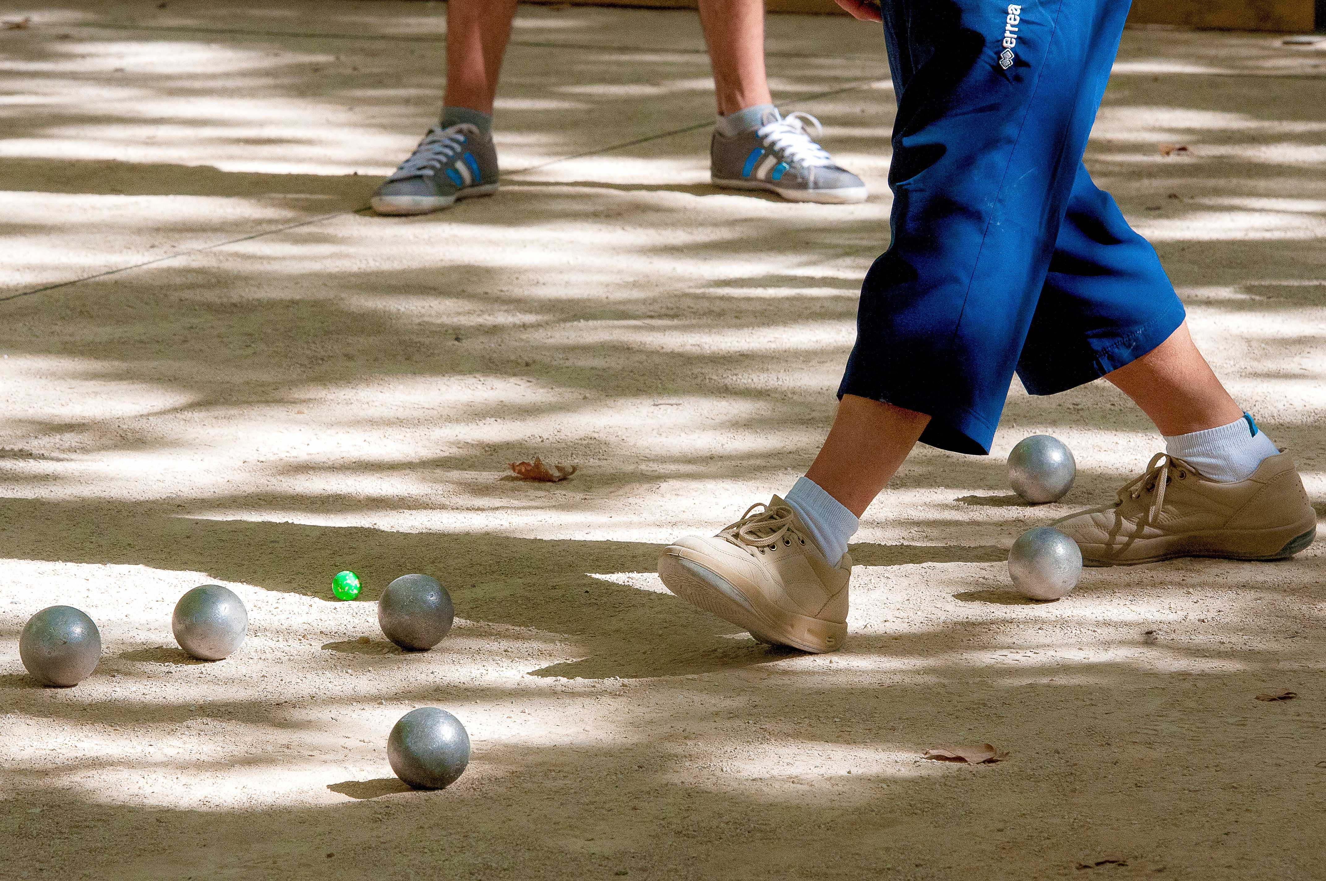 Pétanque, difficile dire quale boccia è più vicina al pallino