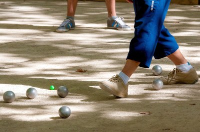 Pétanque, difficile dire quale boccia è più vicina al pallino