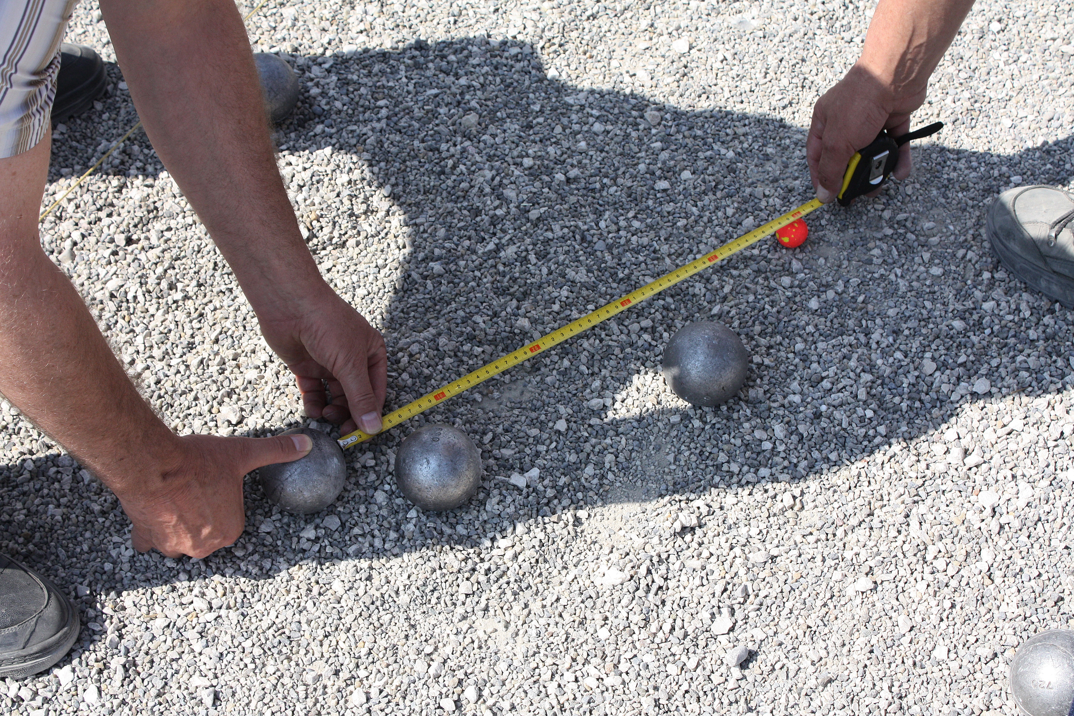 Pétanque, gli avversari misurano le distanze