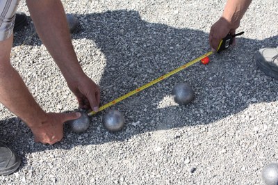 Pétanque, gli avversari misurano le distanze