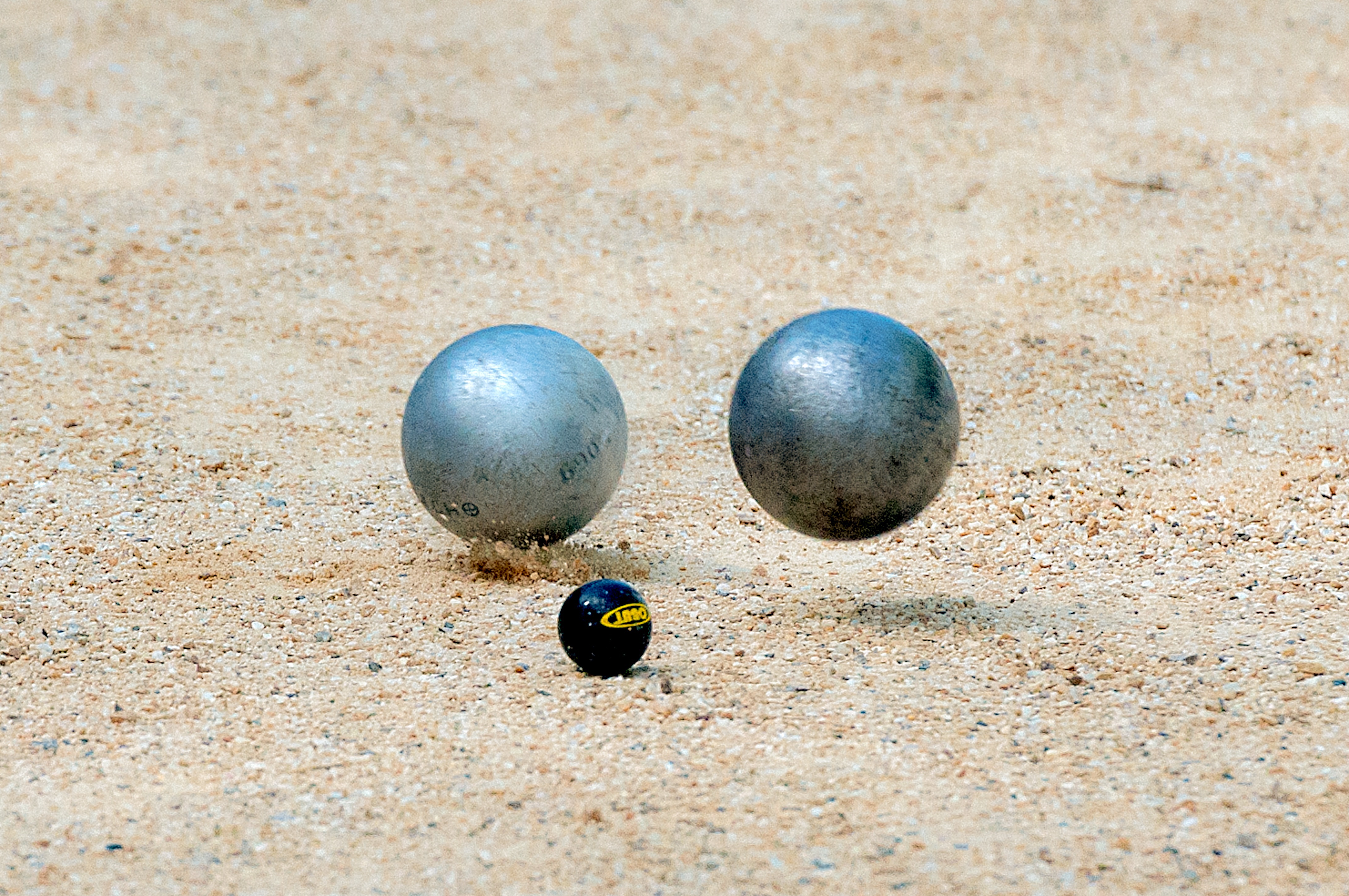 Pétanque, la boccia pointée allontana l'altra dal pallino