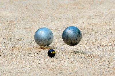 Pétanque, la boccia pointée allontana l'altra dal pallino