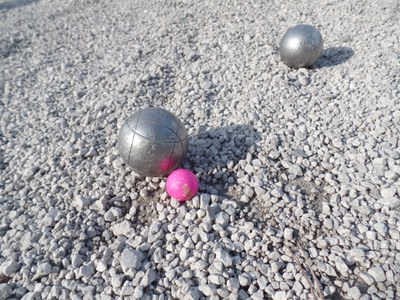 Pétanque, le bocce e il cochonnet colorato