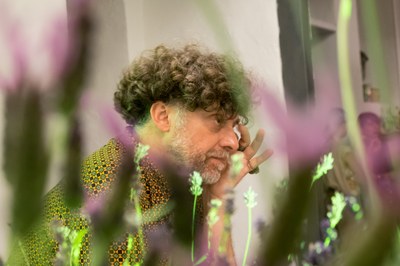 Philippe, artista giardiniere di Pret à Parler, tra le sue piante di lavanda