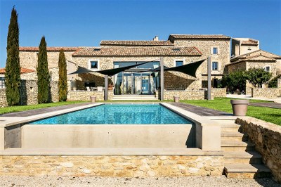 Proprietà con edifici in pietra e piscina a Gordes