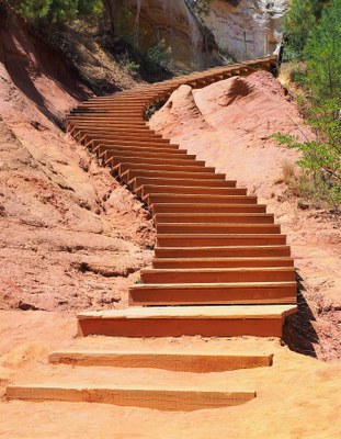 Roussillon, scalinata lungo il sentiero delle ocre