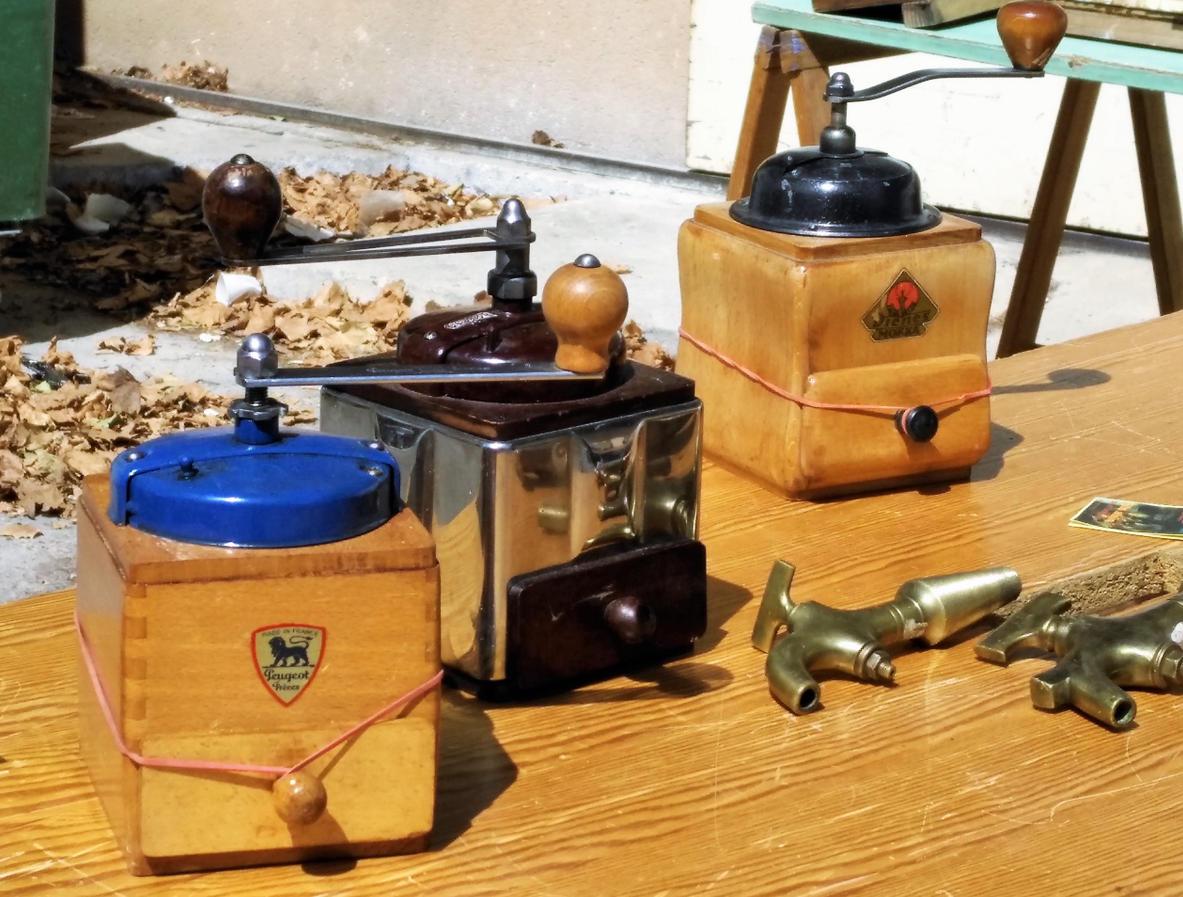 Rubinetti d'ottone e macina caffè