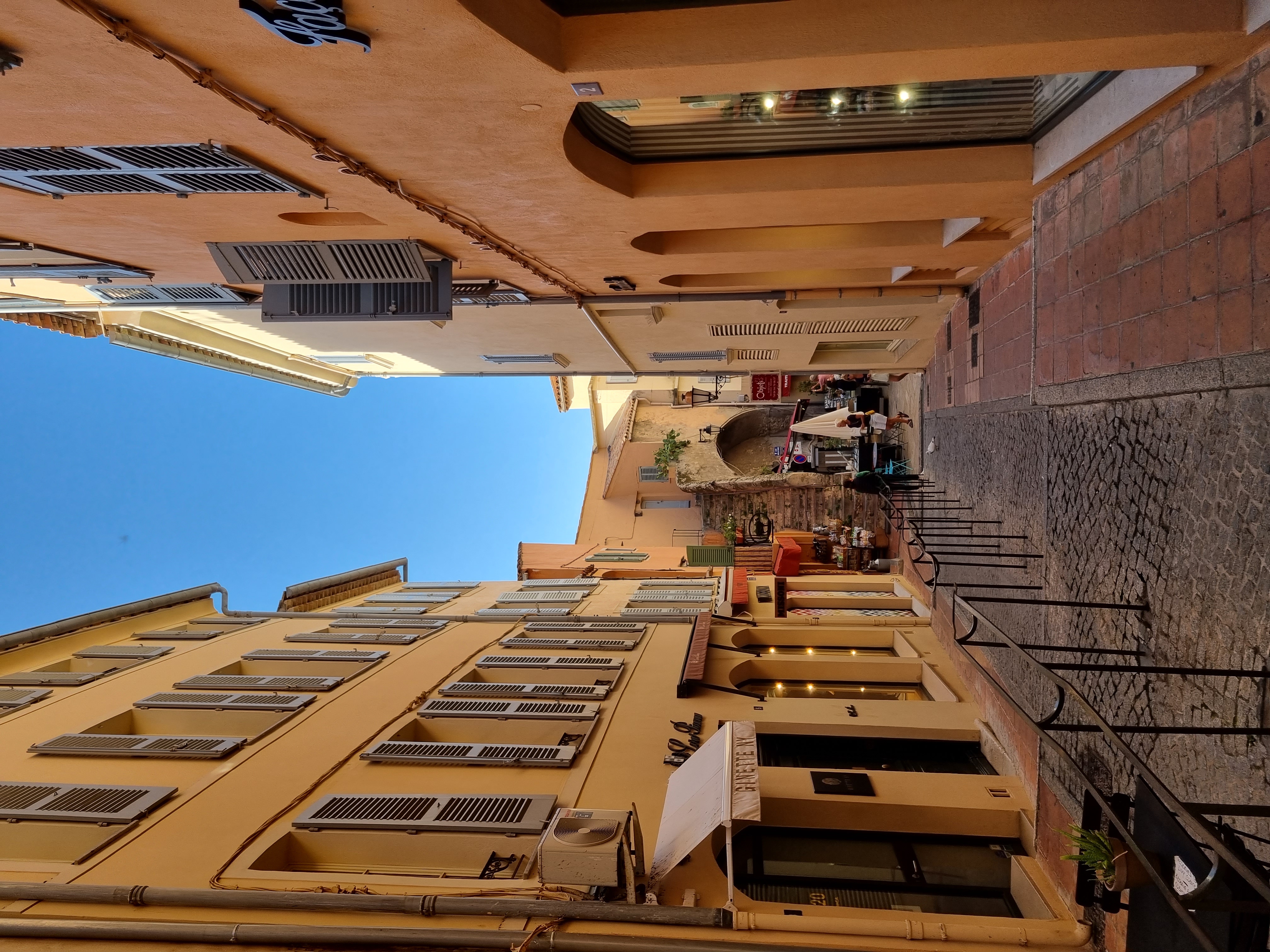 Saint-Tropez, stradina verso il mercato di Place aux Herbes © Saint-Tropez Tourisme