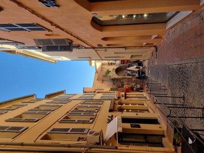 Saint-Tropez, stradina verso il mercato di Place aux Herbes © Saint-Tropez Tourisme