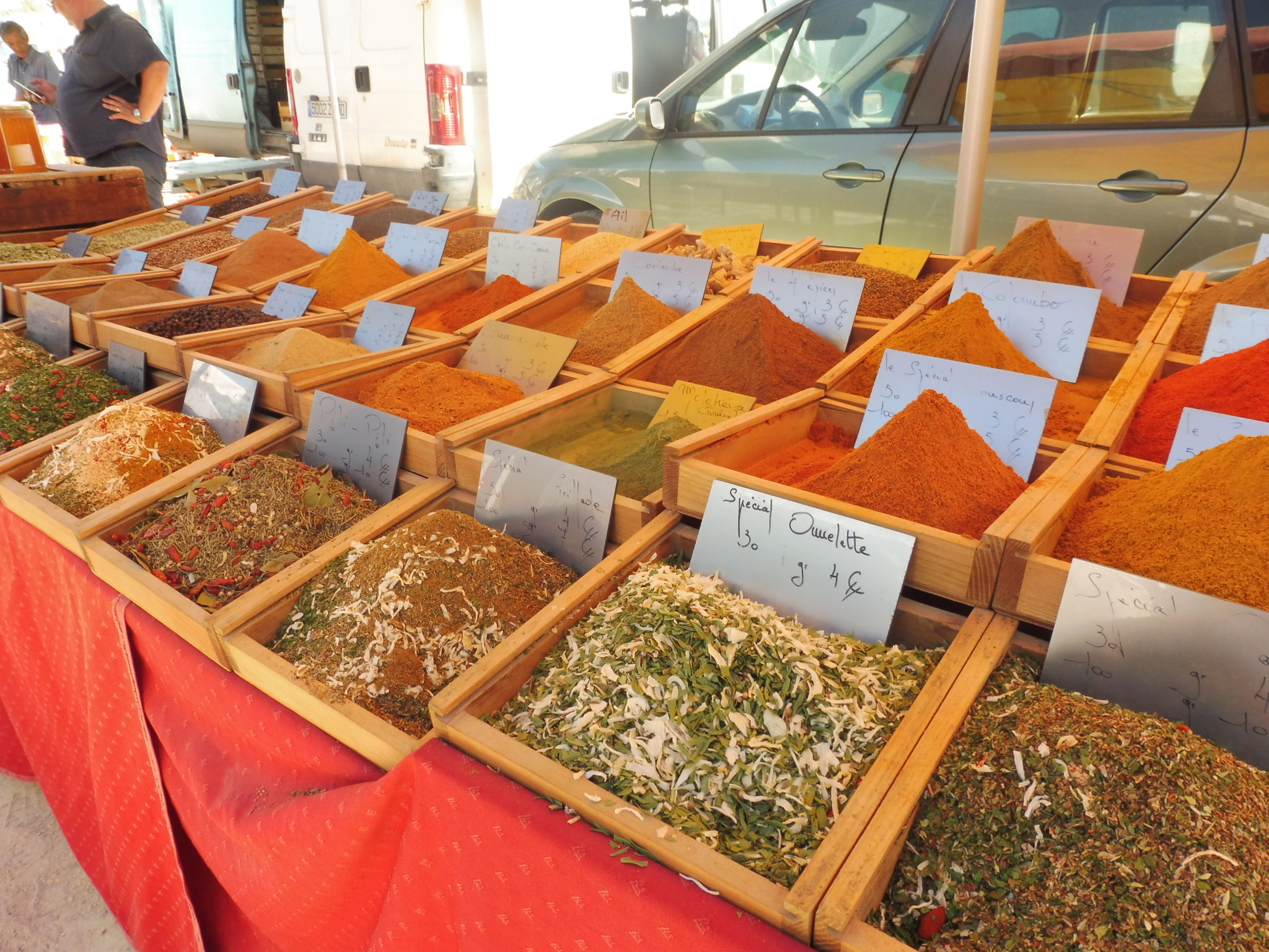 Saintes Maries de la Mer, bancarella di spezie al mercato provenzale - Foto: redazione