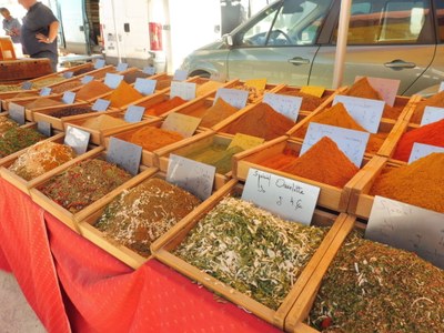 Saintes Maries de la Mer, bancarella di spezie al mercato provenzale - Foto: redazione