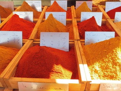 Saintes Maries de la Mer, banco di spezie al mercato provenzale - Foto: redazione