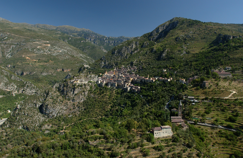 Saorge, il villaggio e la Madonna del Poggio in primo piano