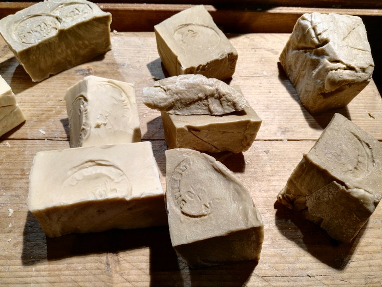 Sapone di Marsigia in pezzi