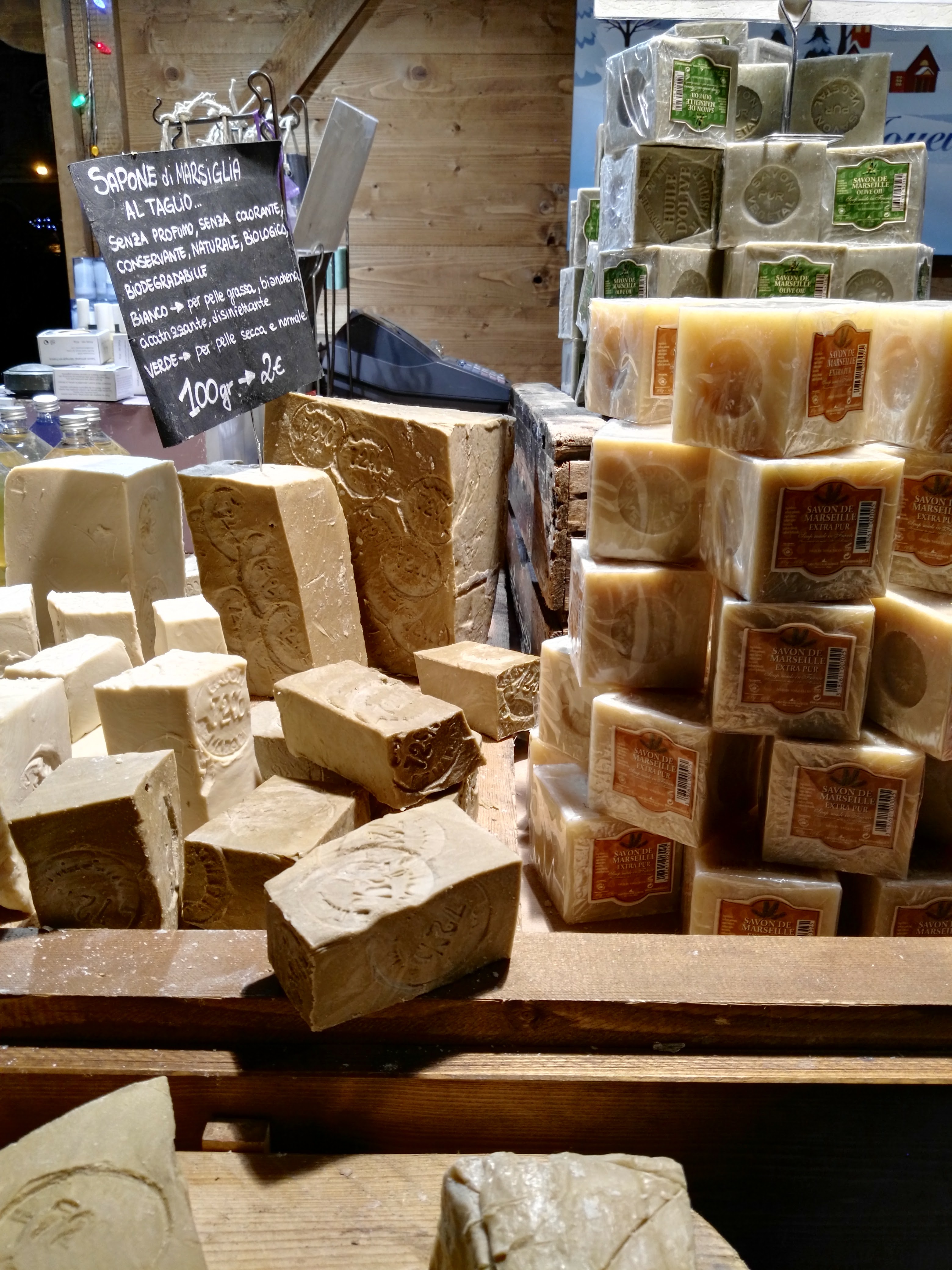 Sapone di Marsiglia su un banco del mercato