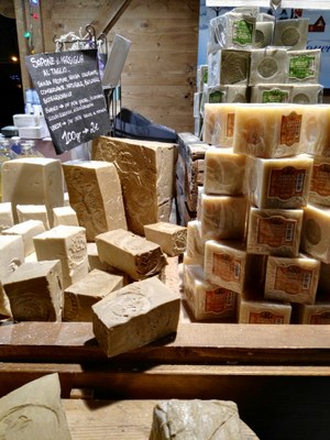 Sapone di Marsiglia su un banco del mercato
