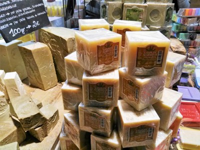Sapone di Marsiglia confezionato e in pezzi al Mercatino Regionale Francese